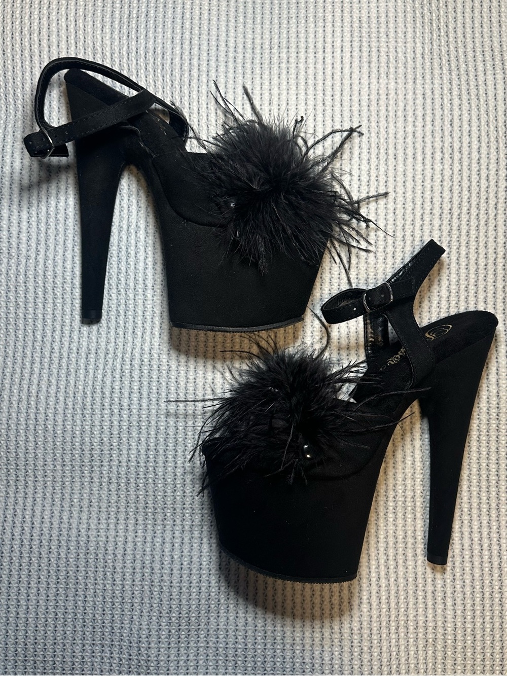 New in box 📦 Pleaser Adore Black faux suede Feather Platform Heels 👠 size 5